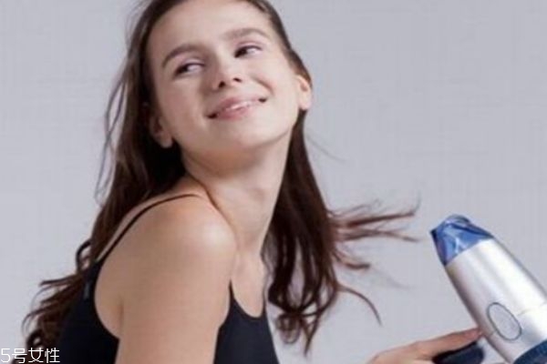 吹风机会使头发干燥吗,头发要用吹风机吹干吗