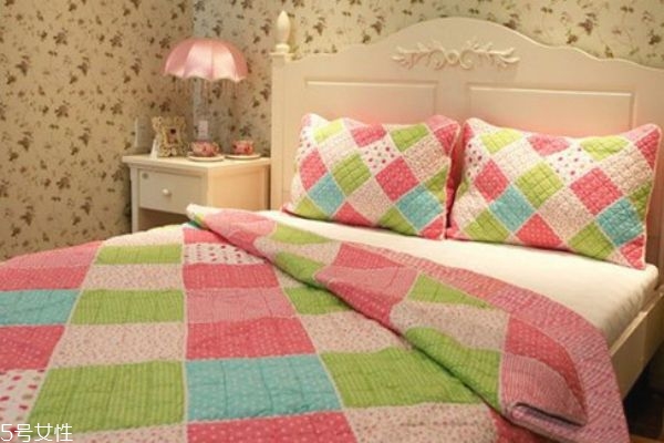 如果床单上的血迹怎么快速去除,床单上的血渍怎么洗掉的小窍门 如果床单上的血迹怎么快速去除,床单上的血渍怎么洗掉的小窍门