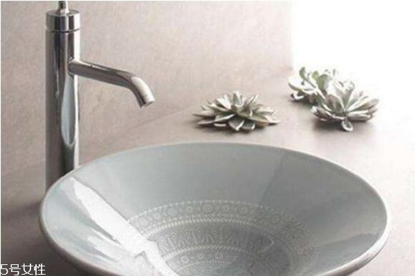 洗脸盆水垢如何去除,洗脸盆水垢怎么去除掉 洗脸盆水垢如何去除,洗脸盆水垢怎么去除掉