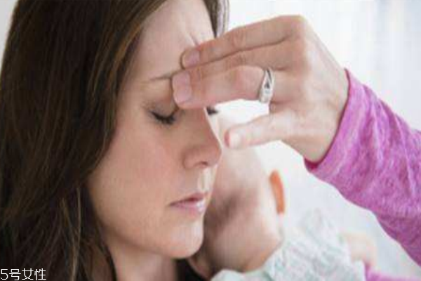 产后忧郁症的表现症状有哪些,生孩子后抑郁的表现有哪些