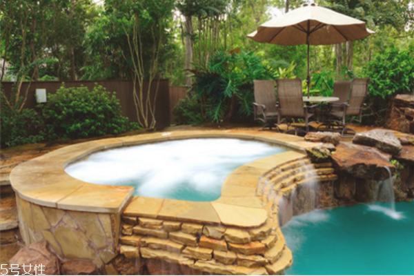 泡温泉可以减肥吗,泡温泉可以减肥吗减肚子减胃减肚子