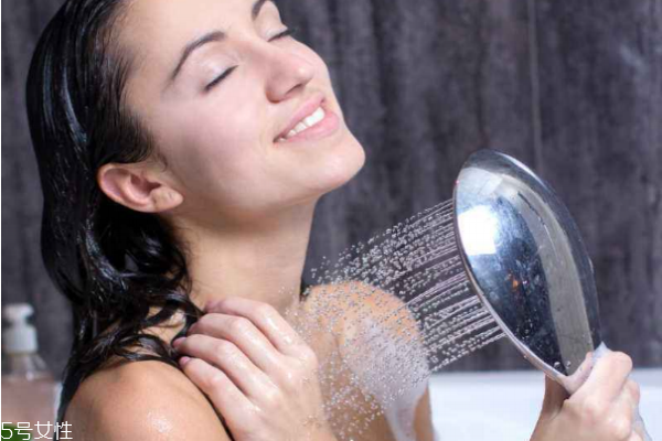 冬天每天洗澡会得皮肤病吗,冬季洗完澡脸上发红 冬天每天洗澡会得皮肤病吗,冬季洗完澡脸上发红