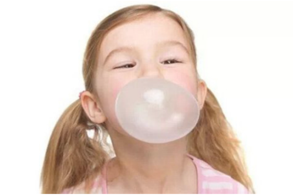 孩子把口香糖吞下去了怎么办,宝宝把口香糖咽下去了怎么办