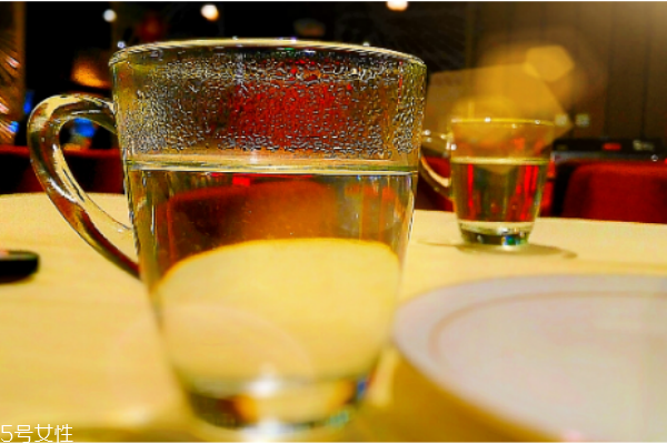 喝白开水好还是喝矿泉水好,白开水为什么越喝越口干