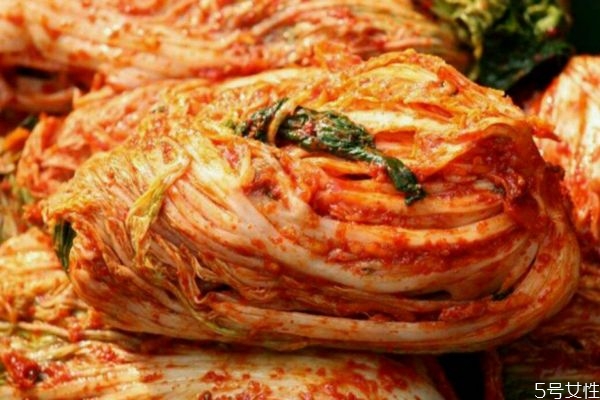 请问韩国的泡菜怎样做,韩国泡菜是用什么菜做的