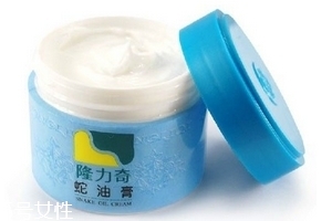 隆力奇蛇油膏是蛇油做的吗,蛇油膏是蛇油做的吗