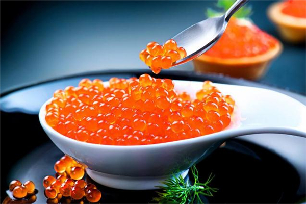 鱼子酱为什么要放在虎口上吃,鱼子酱虎口吃法