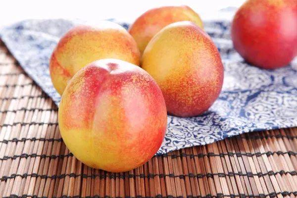 吃油桃有什么营养价值,吃油桃有什么营养呢