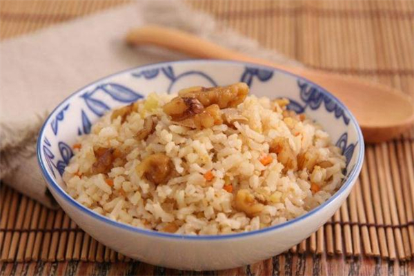 糙米饭用电饭锅怎么做得泡多长时间,糙米饭用电饭锅怎么做窍门