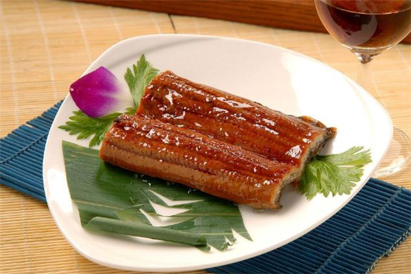 鳗鱼哪个部位不能吃,鳗鱼能吃么 鳗鱼哪个部位不能吃,鳗鱼能吃么