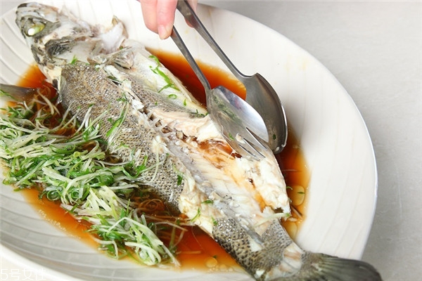 鱼刺卡在喉咙解决方法,不小心鱼刺卡喉咙正确做法是哪些