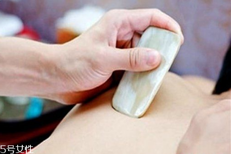 刮痧后胳膊酸痛怎么回事,胳膊疼能刮痧吗