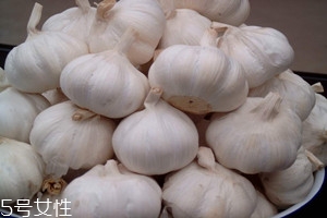 女人吃黑蒜对妇科有什么好处,女性吃大蒜的好处和坏处有哪些?