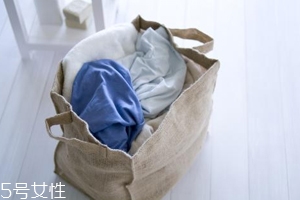 内裤跟袜子一起洗有什么危害,内衣裤袜子一起洗的危害 内裤跟袜子一起洗有什么危害,内衣裤袜子一起洗的危害