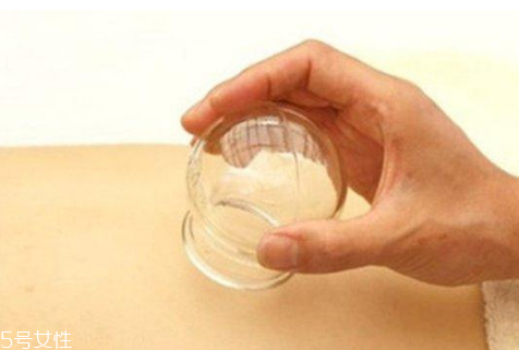 拔罐后背上痒是怎么回事,拔罐以后背上发痒