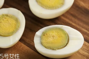 鸡蛋蛋黄煮绿了能吃吗,蛋黄煮绿了能吃吗