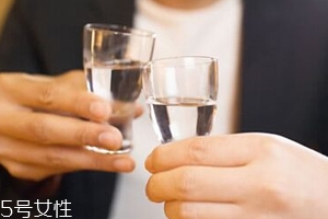 每天喝多少酒是安全的,安全的饮酒量究竟是多少