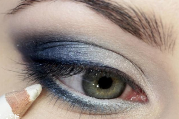 蓝色眼妆教程,蓝色眼妆画法