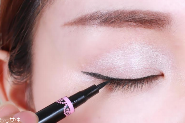 黑色眼线笔适合什么人,深棕色眼线笔适合什么人