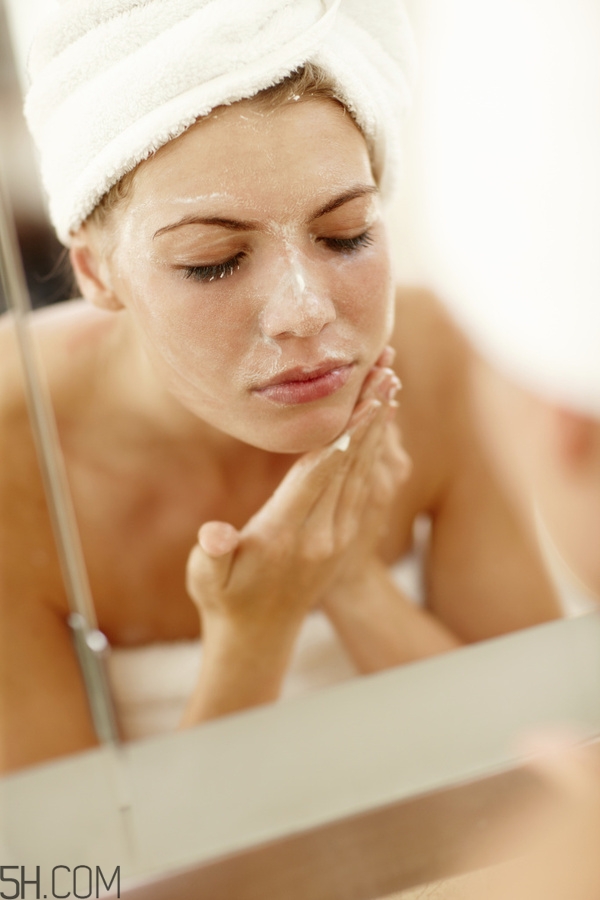 来月经小腹有下坠感怎么回事,月经期小腹坠胀是怎么回事