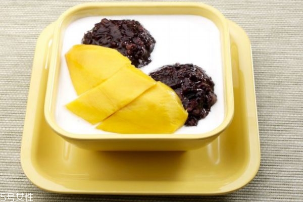 芒果白雪黑糯米的做法,黑米和白糯米饭怎么做好吃