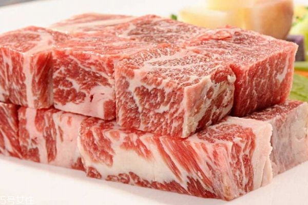牛肉快速解冻的方法,冷冻牛肉怎么解冻不会变色
