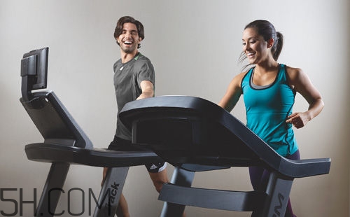 跑步机跑步和户外跑步哪个好,跑步在家里跑步机跑好还是在外面