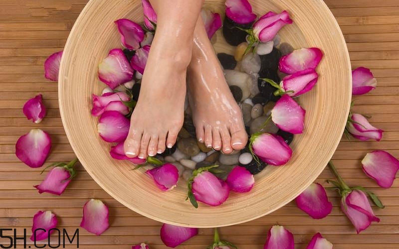 足疗可以缓解痛经吗,来月经艾灸可以做吗 足疗可以缓解痛经吗,来月经艾灸可以做吗