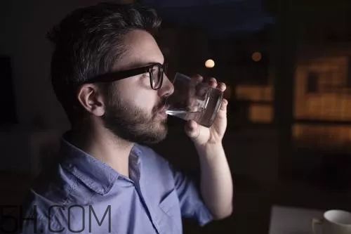 夜跑后可以喝水吗,夜跑完可以喝水吗