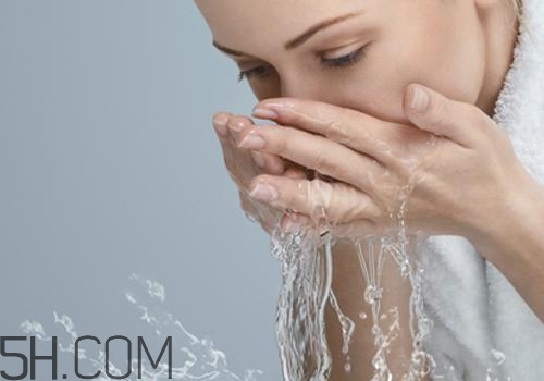 柠檬水洗脸可以收缩毛孔吗,柠檬水能洗脸淡斑吗