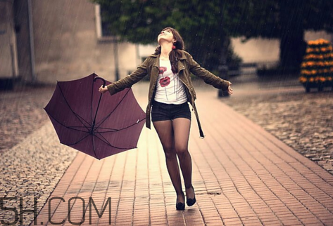 淋雨后要洗澡吗,淋了雨要不要洗澡