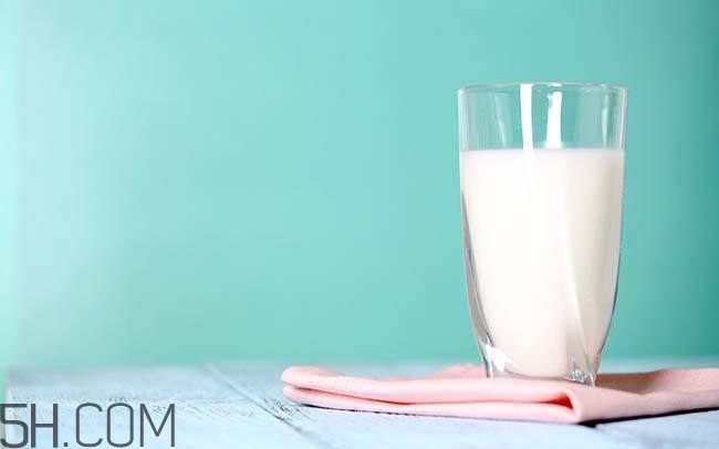 驼奶粉可以放蜂蜜一起喝吗,蜂蜜能和牛奶一起喝吗 驼奶粉可以放蜂蜜一起喝吗,蜂蜜能和牛奶一起喝吗