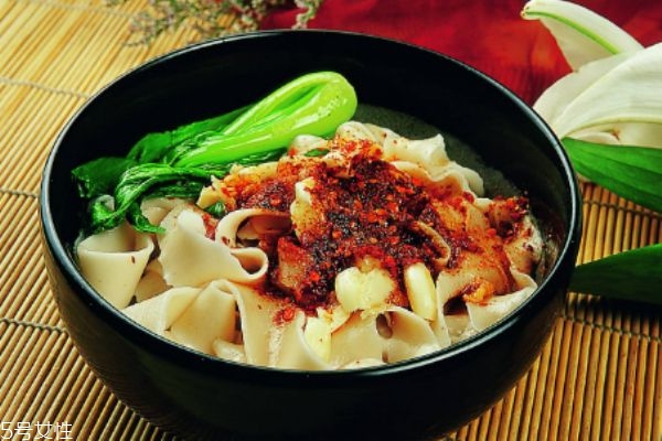 油泼面是什么油,油泼面还叫什么面