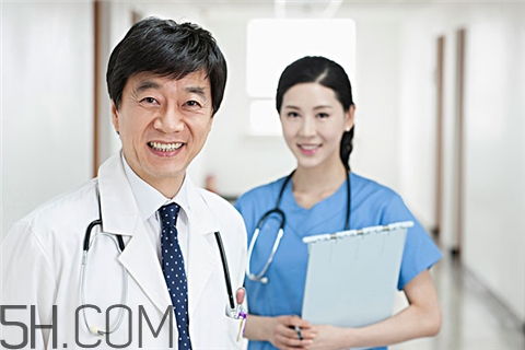 胃出血和胃溃疡哪个严重一些,胃出血跟胃溃疡哪个严重