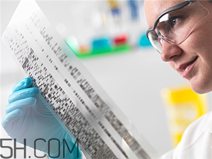 散光眼是怎么样的表现,眼睛白内障是什么病