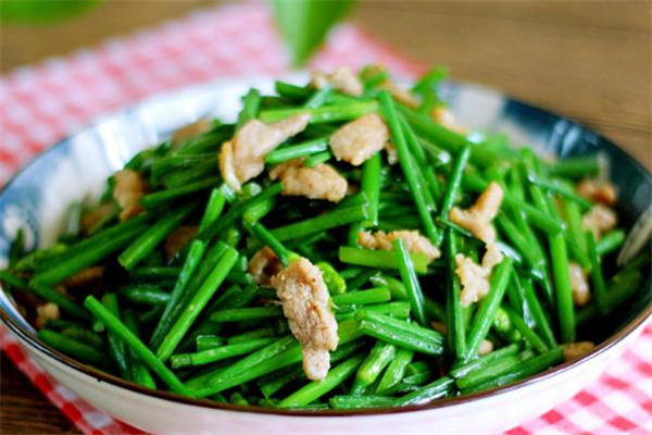 韭菜花可以和牛肉一起吃吗?,韭菜花可以和牛肉一起吃吗孕妇可以吃芡实吗