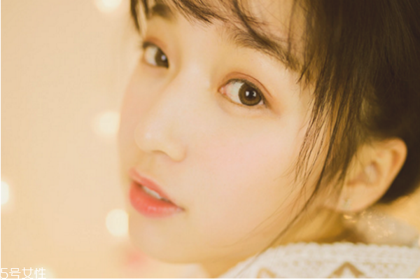 油皮化妆为什么会卡粉,化妆为什么会卡粉起皮 油皮化妆为什么会卡粉,化妆为什么会卡粉起皮