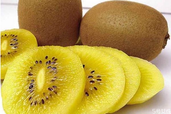 吃黄心猕猴桃有什么好处呢(吃黄心猕猴桃有什么好处)