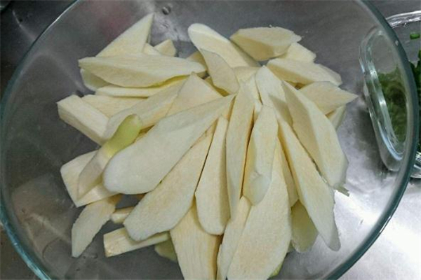 茭白要剥皮吗,吃茭白要不要去皮