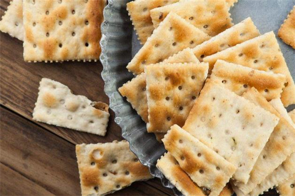 苏打饼干含碱性的吗,碱性苏打饼干吃了有什么好处