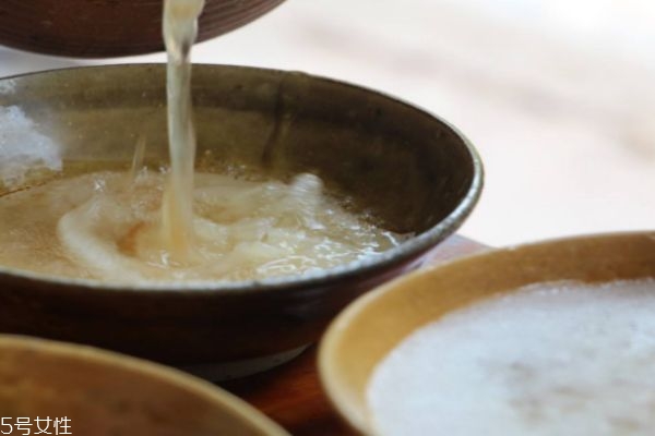 银耳生长在什么地方,银耳是在哪里生长出来的