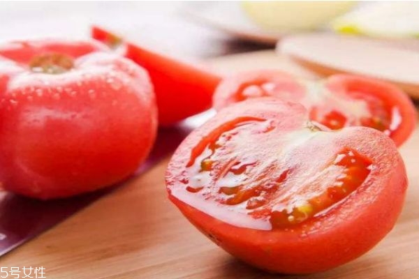 西红柿不能和什么一起吃,西红柿不能跟什么食物一起吃