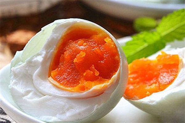 每天吃一个咸鸭蛋对身体好不好,咸鸭蛋多吃有害健康吗?