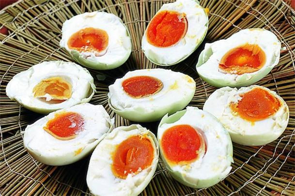 破了的咸鸭蛋还能吃吗,鸭蛋破了还可以腌咸鸭蛋吗