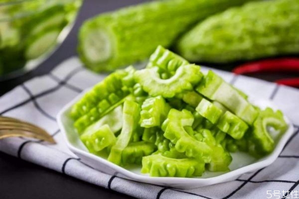 苦瓜泡开水喝有什么功效,苦瓜泡水喝好吗