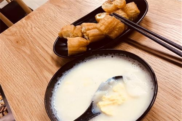 喝豆浆能吃鸡蛋吗榨豆浆能跟鸡蛋一起吃中不中,豆浆吃鸡蛋可不可以