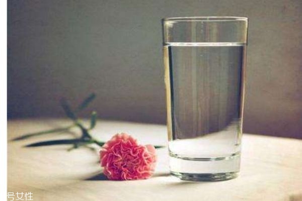 正常人一天大概要喝多少水,人一天要喝多少水是正常的 正常人一天大概要喝多少水,人一天要喝多少水是正常的