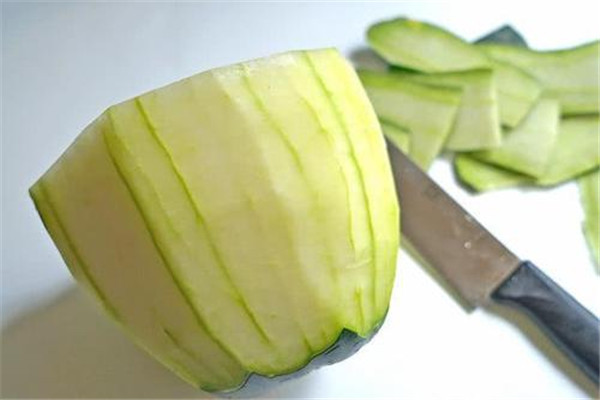 冬瓜皮煮水的作用都有哪些?,冬瓜皮煮水喝有什么功效和副作用