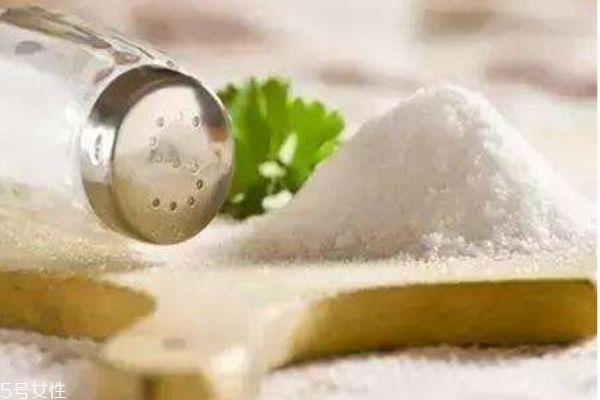 热水泡脚放点盐有什么作用呢,盐有什么作用呢