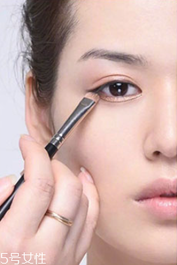 精华液怎么根据肤质挑(精华液适合什么肤质) 精华液怎么根据肤质挑(精华液适合什么肤质)